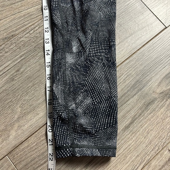 Lululemon Time To Sweat Crop in Free Spirit Alpine White Black - Picture 5 of 6